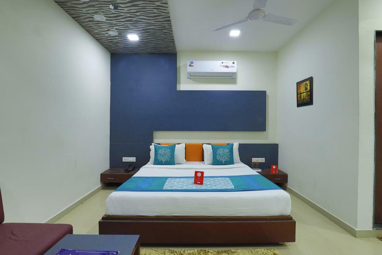 Oyo 9238 Hotel Meet Palace Naroda Extérieur photo