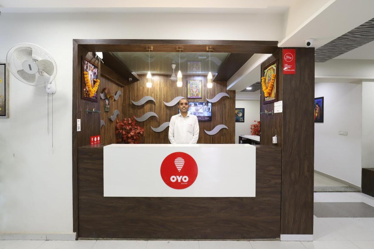 Oyo 9238 Hotel Meet Palace Naroda Extérieur photo