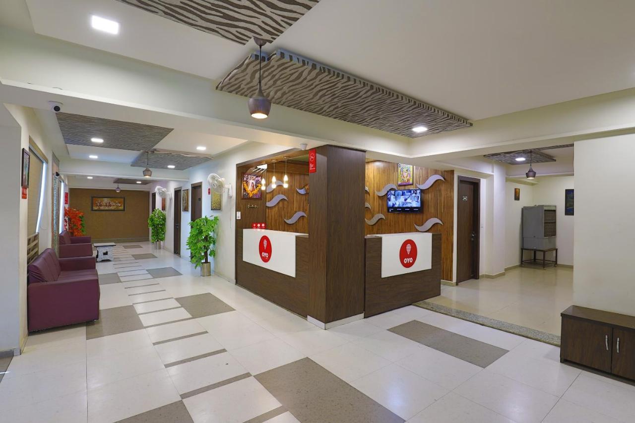 Oyo 9238 Hotel Meet Palace Naroda Extérieur photo